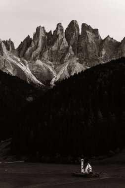 Kuzey İtalya 'da doğal pelerinli Dolomitler Kilisesi