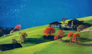 Kuzey İtalya 'da Dolomitlerdeki köy binaları