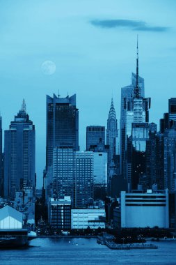 Manhattan şehir merkezindeki Süper Ay, gün batımında BW 'da.