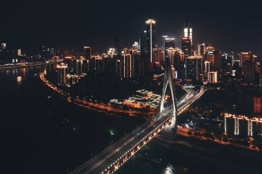 Gece Chongqing, Çin 'de köprü ve şehir mimarisinin hava görüntüsü..