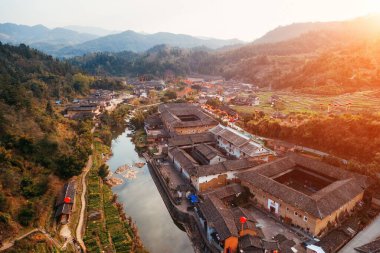Tulou hava görünümünü gün batımında, Hakka Fujian, Çin içinde benzersiz konutlar.