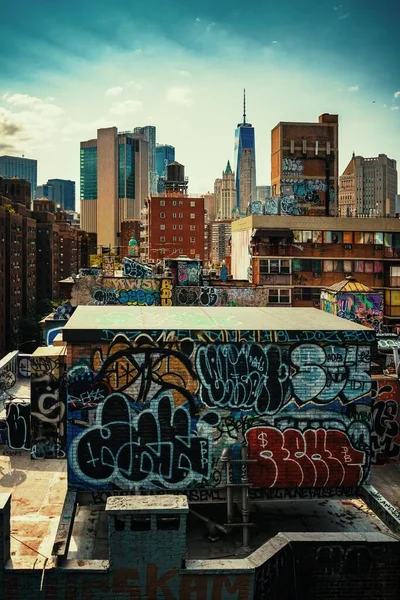 New York City Stadsutsikt Med Historisk Arkitektur Och Graffiti — Stockfoto