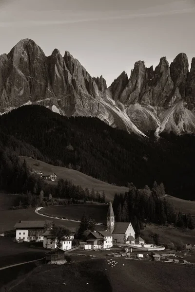 意大利北部Dolomites村的建筑物 — 图库照片