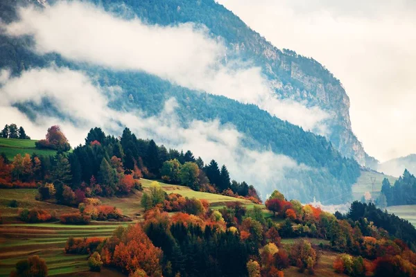 北イタリアの家と霧の中で秋の色とドロマイト自然の風景 — ストック写真