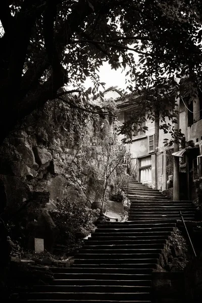 階段と中国 重慶で Xiahao オールド ストリートのツリー — ストック写真