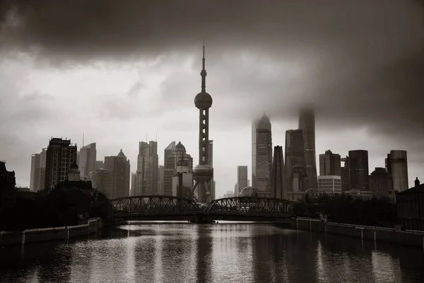 Shanghai City Skyline Med Mulen Himmel Och Vatten Reflektioner Kina — Stockfoto
