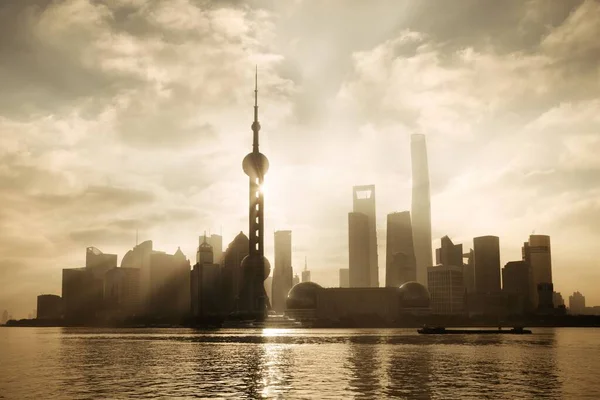 中国の晴れた空と水の反射と上海の朝 — ストック写真