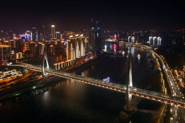 重庆夜晚桥梁与城市建筑的空中景观 — 图库照片