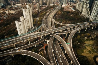 Şangay Yanan Yolu üst geçidi. Çin 'de yoğun trafik var..