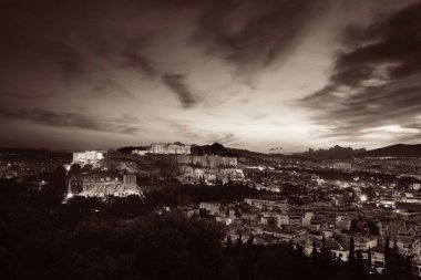 Atina 'nın ufuk çizgisi, Yunanistan' ın dağ tepesinden görülen bulutla aydınlanıyor.