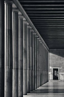 Yunanistan 'ın Atina kentindeki Attalos Sergi Salonunda Sütunlar.