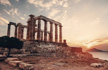Atina, Yunanistan yakınlarındaki Poseidon Tapınağında gün batımı.