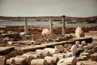 Yunanistan 'ın Mikonos kenti yakınlarındaki Delos Adası' ndaki tarihi harabelerde sütunlar.