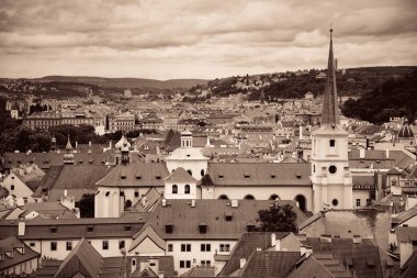 Prag, Çek Cumhuriyeti 'ndeki tarihi binalarla çatısı manzaralı.
