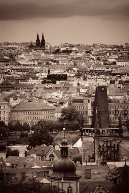 Prag, Çek Cumhuriyeti 'ndeki tarihi binalarla çatısı manzaralı.