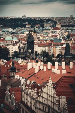Prag, Çek Cumhuriyeti 'ndeki tarihi binalarla çatısı manzaralı.