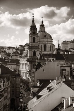 Prag Ufuk Çizgisi Çatı Manzarası Çek Cumhuriyeti 'nde kilise ve kubbe.