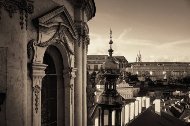 Prag, Çek Cumhuriyeti 'ndeki tarihi binalarla çatısı manzaralı.