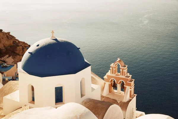 Santorini Panorama Niebieską Kopułą Kościoła Budynków Grecji — Zdjęcie stockowe