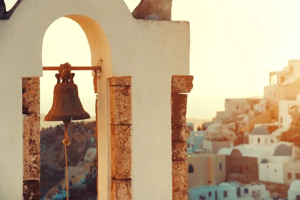 Yunanistan Günbatımında Geleneksel Mimari Çan Kulesiyle Santorini Adası — Stok fotoğraf