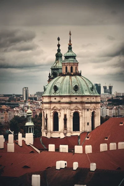 Praag Skyline Uitzicht Het Dak Met Kerk Koepel Tsjechië — Stockfoto