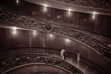 Vatikan Müzesi 'ndeki spiral merdiven.  