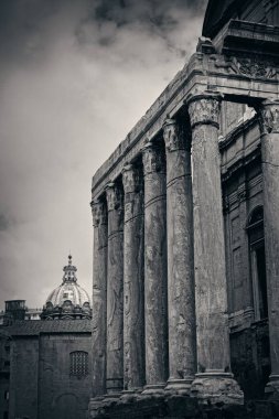 Sütunlar. Tarihi binaların kalıntılarıyla Roma Forumu. İtalya.