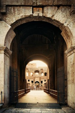 Kolezyum 'daki kemer, dünyanın bilinen simgesi ve Roma, İtalya' nın sembolü..