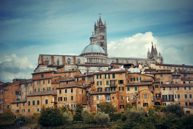 İtalya 'da Siena Katedrali ve ufuk çizgisi manzaralı ortaçağ kasabası