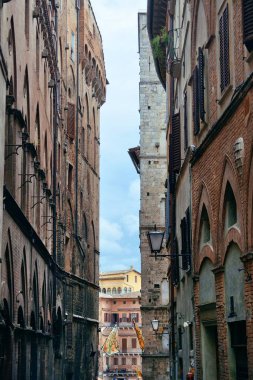 Siena, İtalya 'da eski binalarla sokak manzarası.