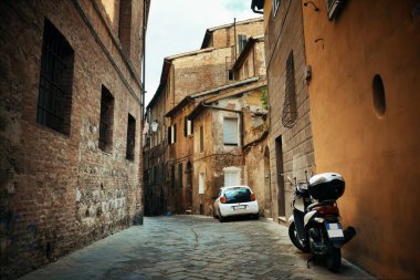 Siena, İtalya 'da eski binalarla sokak manzarası.