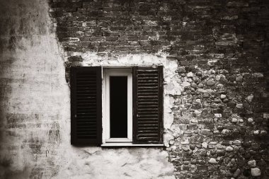 İtalya 'nın ortaçağ kenti Lucca' da tuğla desenli klasik pencere..