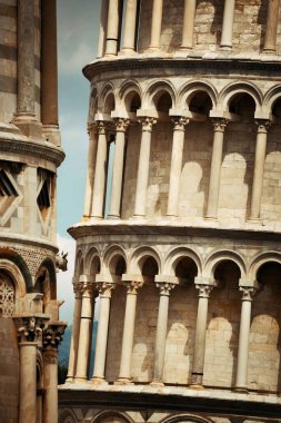 Leaning tower closeup görünüm Katedrali Pisa, İtalya olarak dünya çapında bilinen Simgesel Yapı ile.