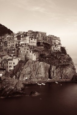 Manarola, İtalya 'nın Cinque Terre kentindeki uçurumun üzerindeki binalarla Akdeniz' e tepeden bakar. Siyah ve beyaz.