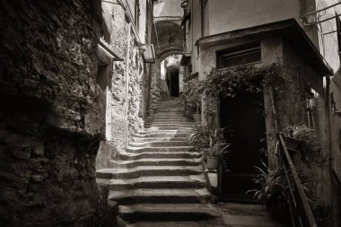 Cinque Terre, İtalya 'da tipik Riomaggiore sokak manzarası.