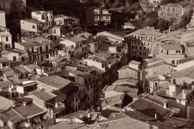 İtalya 'nın Cinque Terre kentindeki beş köyden biri olan Vernazza' daki binaların hava manzarası.