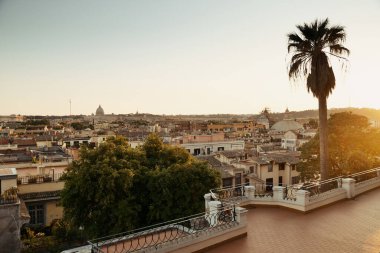 Roma 'nın çatı manzarası, gün batımında parktan İtalya' da antik mimari. 