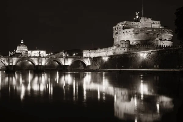 イタリアのサンタンジェロ城ティバー川の上の夜に反射してローマ — ストック写真