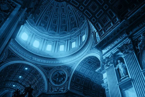 バチカン市国の光ビームと聖ピーター大聖堂のインテリア — ストック写真