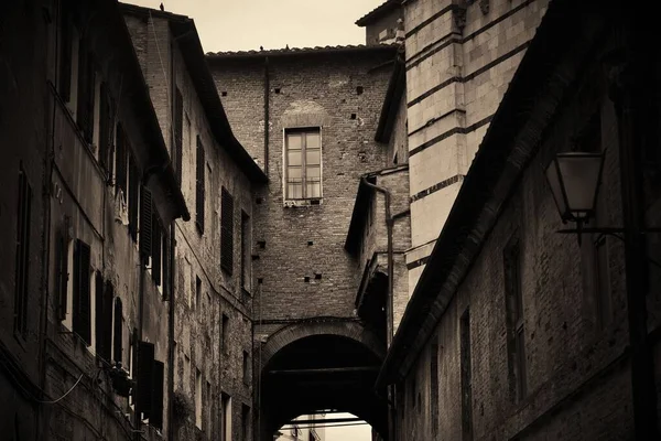 Widok Ulicę Starymi Budynkami Bramą Siena Włochy — Zdjęcie stockowe