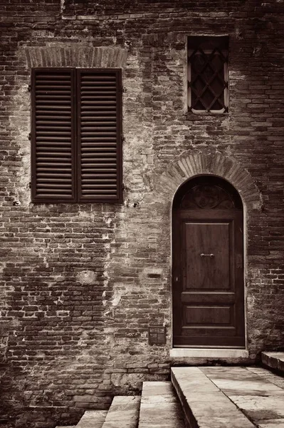 Itália Siena Edifício Antigo Com Parede Tijolo Janela Escadas Porta — Fotografia de Stock