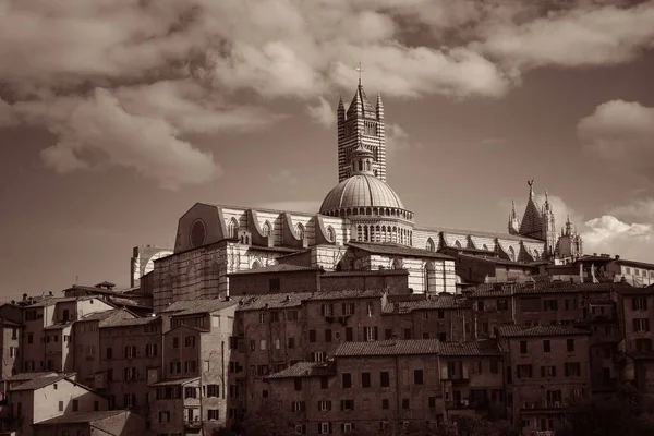 イタリアでシエナ大聖堂とスカイラインビューを持つ中世の町 — ストック写真