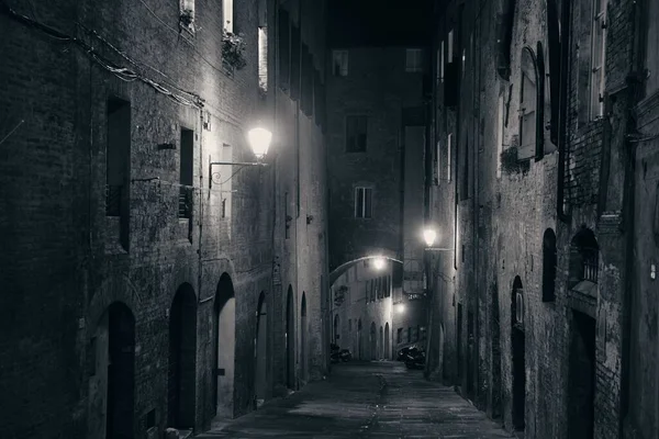 Pohled Ulici Starými Budovami Noci Sieně Itálie — Stock fotografie