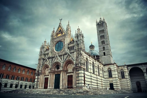 Siena Katedrali Talya Nın Bulutlu Bir Gününde Ortaçağ Kasabasının Ünlü — Stok fotoğraf