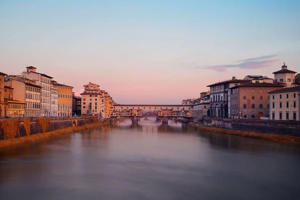 Ponte Vecchio Felett Arno Folyó Firenzében Olaszország Napkeltekor — Stock Fotó