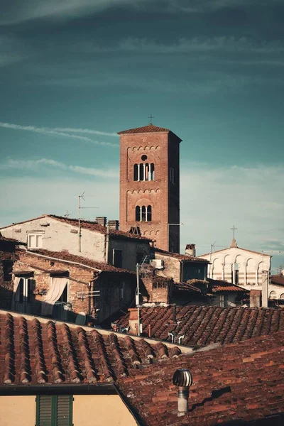 Turm Der Chiesa San Pietro Mit Dächern Historischer Gebäude Lucca — Stockfoto