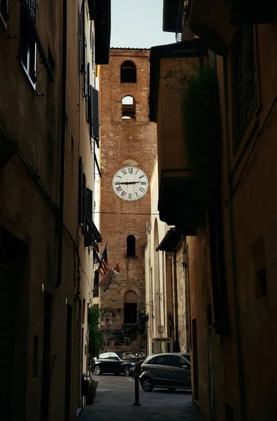 イタリアのSanta Maria Del Carminein鐘楼があるLucca通りの景色 — ストック写真