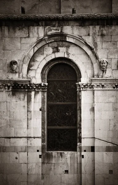 Okienny Arch Kształtu Rzeźby Zbliżenie Średniowieczne Miasto Lukka Włochy — Zdjęcie stockowe