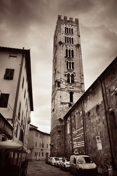 Vista Rua Lucca Com Torre Sineira Itália — Fotografia de Stock