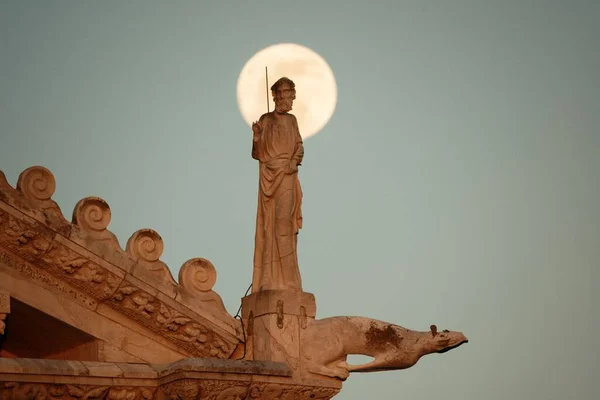 Статуя Скульптуры Крыше Собора Луной Площади Пьяцца Дей Мираколи Пизе — стоковое фото